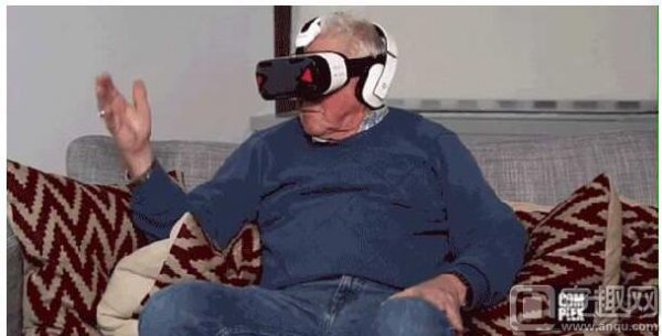 老年人用虚拟现实眼镜看成人片的反应你观看的角度变化