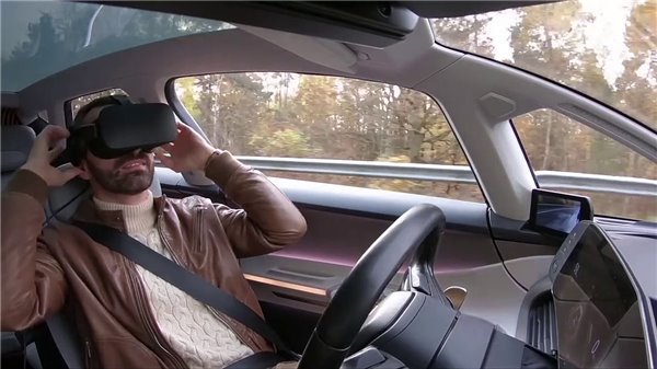 雷诺汽车与Ubisoft游戏准备将你回家的路变成VR赛车场！